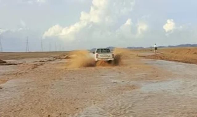 سيول تضرب منطقة برنيس جنوب مرسى علم بالبحر الأحمر.. صور وفيديو