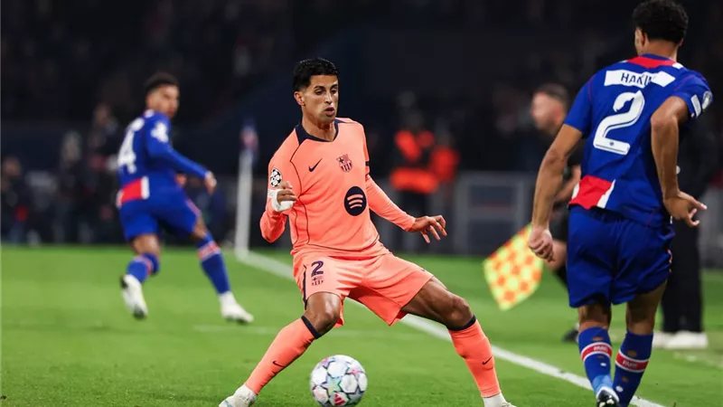باريس سان جيرمان يتقدم على برشلونة 1-0 في شوط أول مثير (فيديو وصور)
