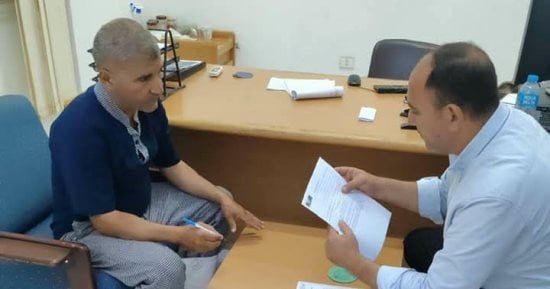 عمل جنوب سيناء تسلم عقد عمل لذوي الهمم بإحدى المنشآت السياحية في دهب