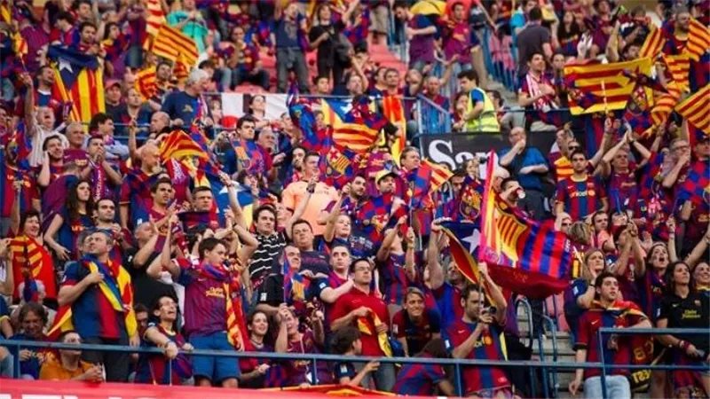 جماهير برشلونة تستفز باريس سان جيرمان وتشعل الشماريخ