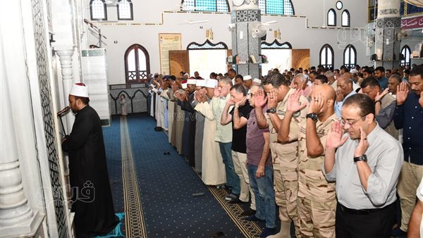 محافظ أسوان يستمع إلى مطالب المواطنين بعد صلاة الجمعة (صور)