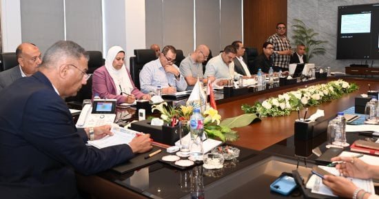 محافظ جنوب سيناء يبحث تقنين أوضاع واضعي اليد ودعم الاستثمارات السياحية