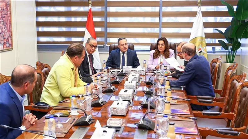وزيرا التنمية المحلية والثقافة يتابعان مشروع تنفيذ تمثال مجدي يعقوب بالجيزة