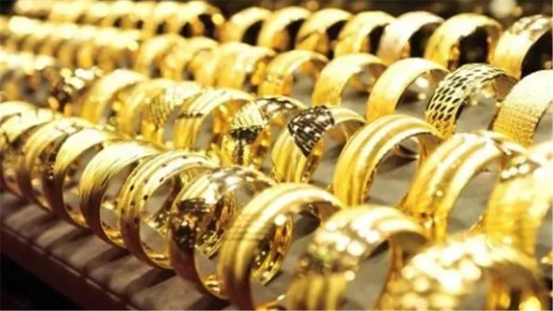 انخفض 7800 جنيه في الأوقية، خبير اقتصادي يكشف سر انهيار سعر الذهب