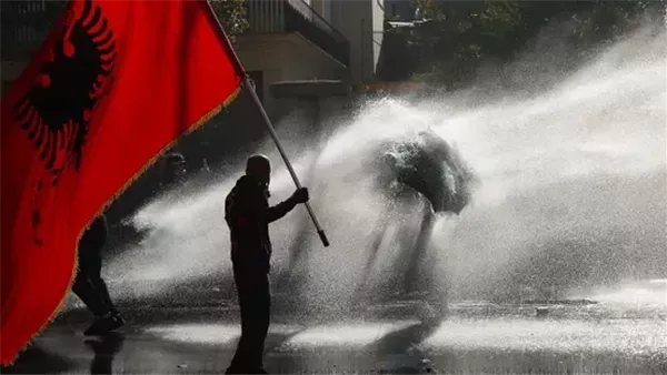 رئيس وزراء ألبانيا: الاحتجاجات تهدد مساعي الانضمام إلى الاتحاد الأوروبي