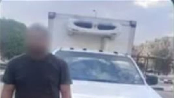 اختصر الطريق فدخل عكس الاتجاه، فيديو على السوشيال ميديا يفضح قائد ربع نقل في العبور