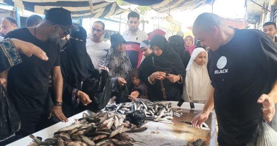 محافظ الإسماعيلية يتابع مبادرة بيع الأسماك بأسعار مخفضة في سوق الجمعة