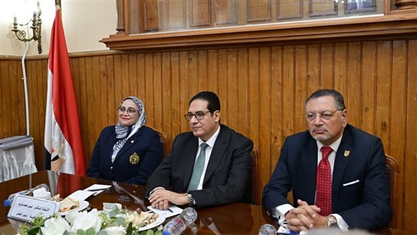 رئيس جامعة القاهرة يترأس اجتماع مجلس كلية التجارة لبحث خطط التطوير