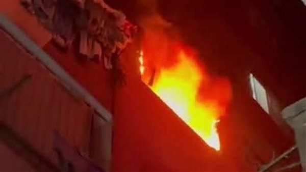 فريق من المعمل الجنائي يعاين حريق شقة سكنية في حدائق القبة
