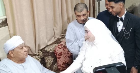 شقيق شيخ الأزهر يستقبل عروسان في ساحة الطيب باحتفالية مولد الحسين