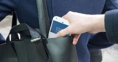 سرقة الهواتف.. من النشل التقليدي إلى عصابات البيع وإعادة التدوير