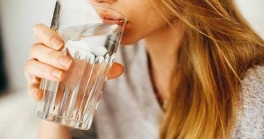 ماذا يحدث لجسمك عند إهمال شرب الماء صباحًا؟.. 6 تأثيرات على التركيز والهضم