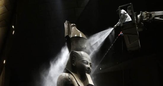 كيف جرت أعمال تنظيف تمثال رمسيس الثاني بالمتحف المصري الكبير؟.. صور