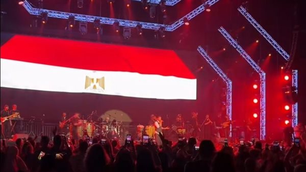 "انا مصر حبيبتي"، حماقي يفاجئ جمهوره في أبو ظبي (فيديو)