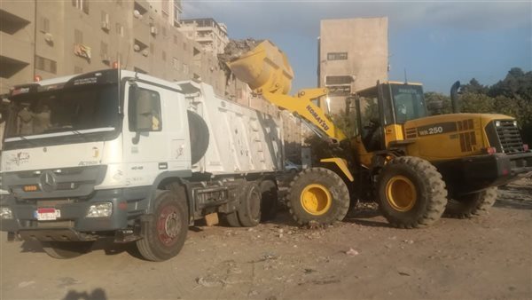 رفع 200 طن مخلفات هدم بالطريق الدائري بحي غرب المنصورة