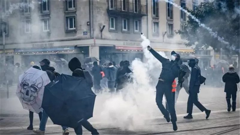 احتجاجات فرنسا، إصابة 267 شرطيا واعتقال 1435 متظاهرا خلال 48 ساعة