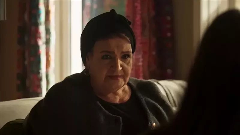 أم قاسية تترك جروحا في حياة منى زكي، إشادات بأداء ميمي جمال في "طالع نازل"