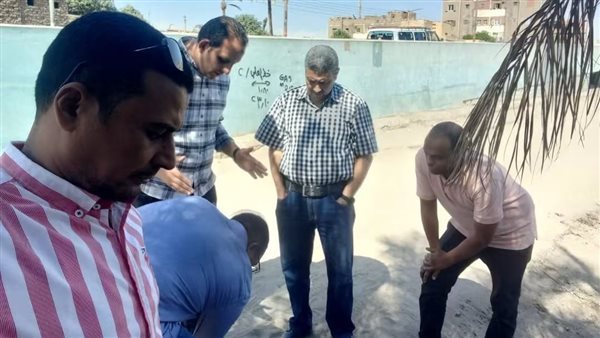 لجنة من التخطيط العمراني تعاين موقع هبوط كورنيش النيل في نجع حمادي (صور)