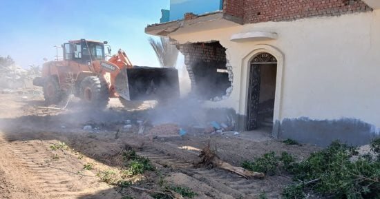 وزيرة الإسكان تصدر قرارات إزالة لمخالفات البناء بمدينة السادات والساحل الشمالي