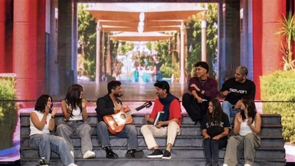 بعد 20 سنة، تامر حسني يعيد أغنية "تليفوني رن" مع مصطفى هريدي على سلم الجامعة (فيديو)