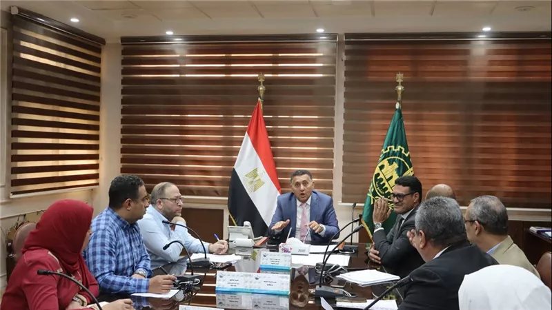 محافظ القليوبية يبحث حلًا جذريًا لتسرب الصرف بمدرسة عبد الحليم نور الدين بالرملة