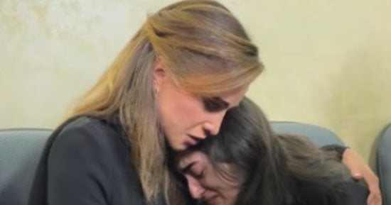 الملكة رانيا تبكي متشحة بالسواد في عزاء ضحايا هجوم كنيسة الكرك.. فيديو