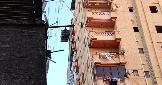 إخلاء عقار مائل بمنطقة امبروز الإسكندرية تهميدا لإزالة 5 طوابق.. فيديو وصور
