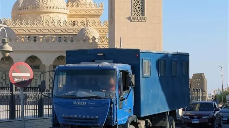 صحفي يطارد "لوري الداخلية" بعد اصطدامه بسيارته، والوزارة تعتذر وتصر على إصلاحها