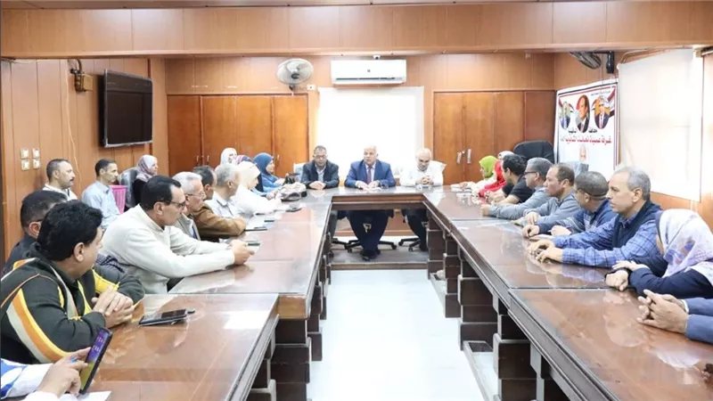 وكيل التعليم بالدقهلية يناقش تفعيل لائحة الانضباط مع مديري المدارس المتميزين
