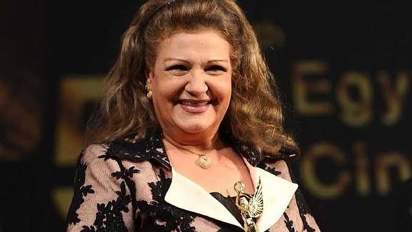 خروج ميمي جمال من غرفة العمليات بعد الخضوع لجراحة تركيب مفصل