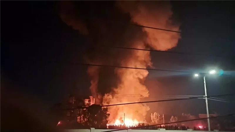 إصابة 3 أشخاص باختناق في حريق كسارة بلاستيك بطوخ بالقليوبية (صور)
