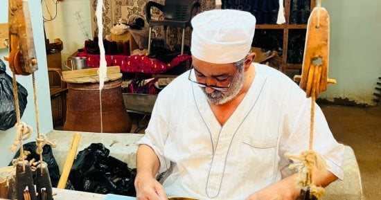 حكاية عم حمزة.. يبدع في صناعة الشال اليدوي منذ 40 عاما بقنا.. صور