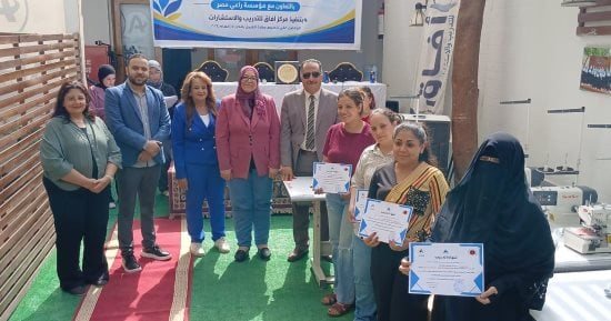 65 ماكينة خياطة ومنح عينية لدعم المتدربات من الأسر الأولى بالرعاية بالمنيا