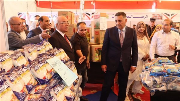 بخصومات تصل لـ 30%، محافظ القليوبية يفتتح معرضين للسلع الغذائية بطوخ وغرب شبرا الخيمة