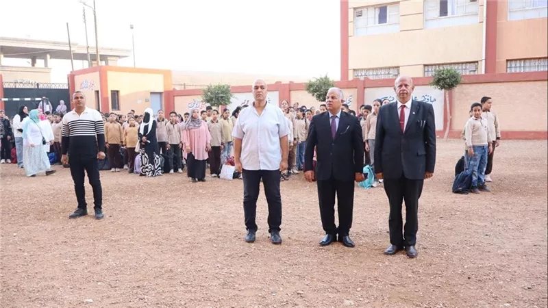 وكيل التعليم بالدقهلية يتابع انتظام الدراسة بمدرسة ميت غمر ويوجه بزيادة المساحات الخضراء
