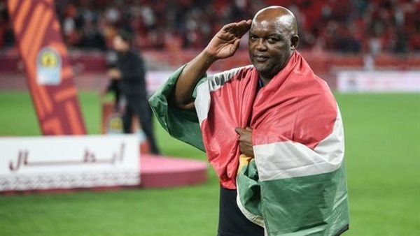ماذا فعل موسيماني مع الجماهير المصرية قبل مباراة مصر وجنوب أفريقيا؟ (فيديو)