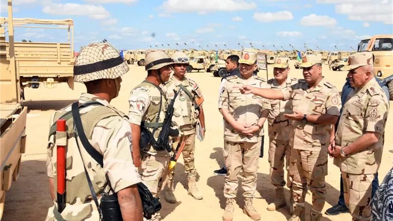 وزير الدفاع يشهد إجراءات تفتيش الحرب لأحد تشكيلات المنطقة الشمالية العسكرية (فيديو وصور)