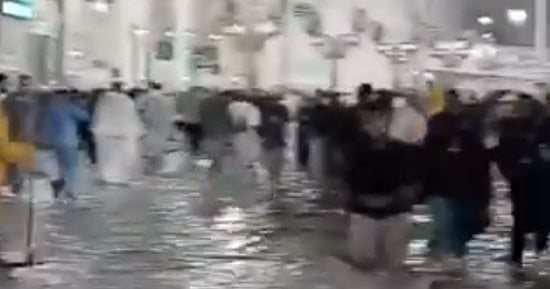 تفاعل عفوي للأطفال مع أجواء الأمطار في المسجد الحرام (فيديو)
