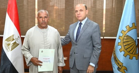 محافظ الغربية يُسلّم 8 عقود تقنين لأراضي أملاك الدولة للمستفيدين عبر المنصة الوطنية