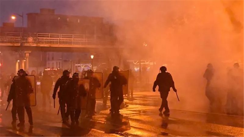 "ذا جارديان": من فرنسا إلى إسبانيا وإيطاليا.. خريف الغضب يختبر قدرة الاتحاد الأوروبي على البقاء (تقرير)