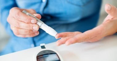 أفضل أوقات قياس سكر الدم.. متى تفحصه صباحا وقبل وبعد الأكل والرياضة؟