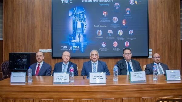 رئيس جامعة طنطا وعميدكلية الطب يفتتحان النسخة الأولى من المؤتمر الطلابي للبحث العلمي بكلية الطب