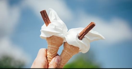 تشتهي الآيس كريم وأنت مصاب بالبرد.. ماذا يحدث لجسمك عند تناوله؟