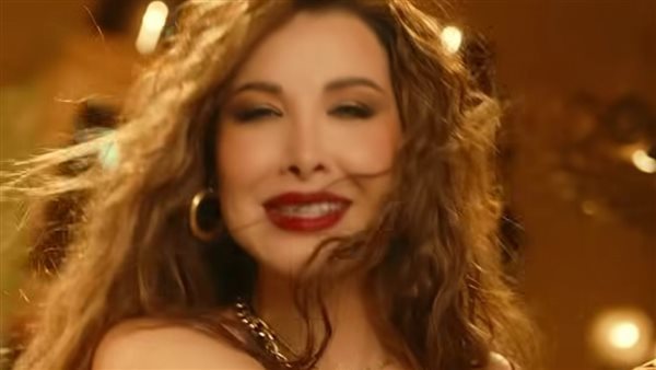 نانسي عجرم بمكياج ثقيل وإطلالة جريئة تعيد ذكريات «أخاصمك آه»