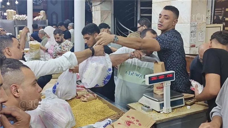 بين نفحات التصوف وأصالة التراث، الحمص والحلاوة يتربعان على عرش مولد السيد البدوي بطنطا (فيديو)