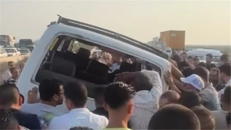 إصابة 7 أشخاص في انقلاب ميكروباص على الطريق الأوسطي
