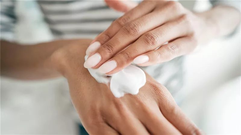 وصفات طبيعية لتنعيم اليدين بعد كثرة الغسيل والتنظيف