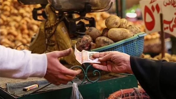 بين مؤشرات الاقتصاد الكلي وأعباء المعيشة، لماذا لا يشعر المواطن بتحسن التضخم؟