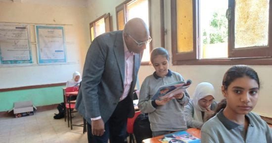وكيل تعليم سوهاج يتابع انتظام الدراسة بمدرسة أم المؤمنين الإعدادية بنات