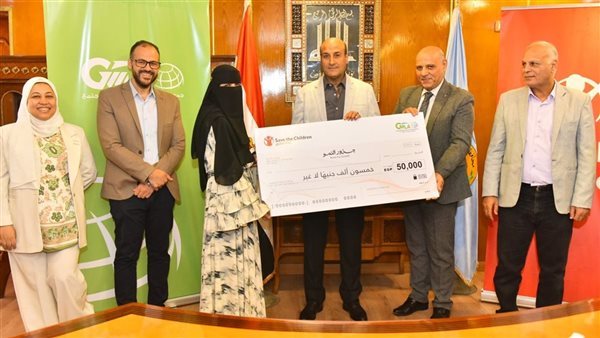 تشمل 52 أسرة، محافظ أسيوط يسلم الدفعة الأولى من تمويلات مشروع "جذور النمو"